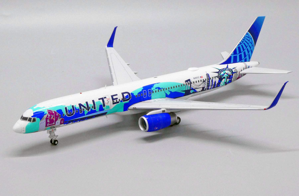 Модель самолета  Boeing 757-200 "Her Art Here"